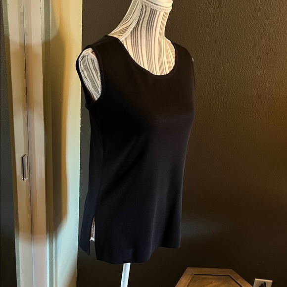 🛑 1 hour sale. Misook, small, Classic Black Sleeveless Top - Picture 5 of 8